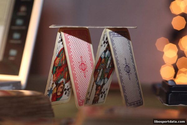 立博体育带你玩转炸金花：从洗牌发牌到充值策略的全方位指南